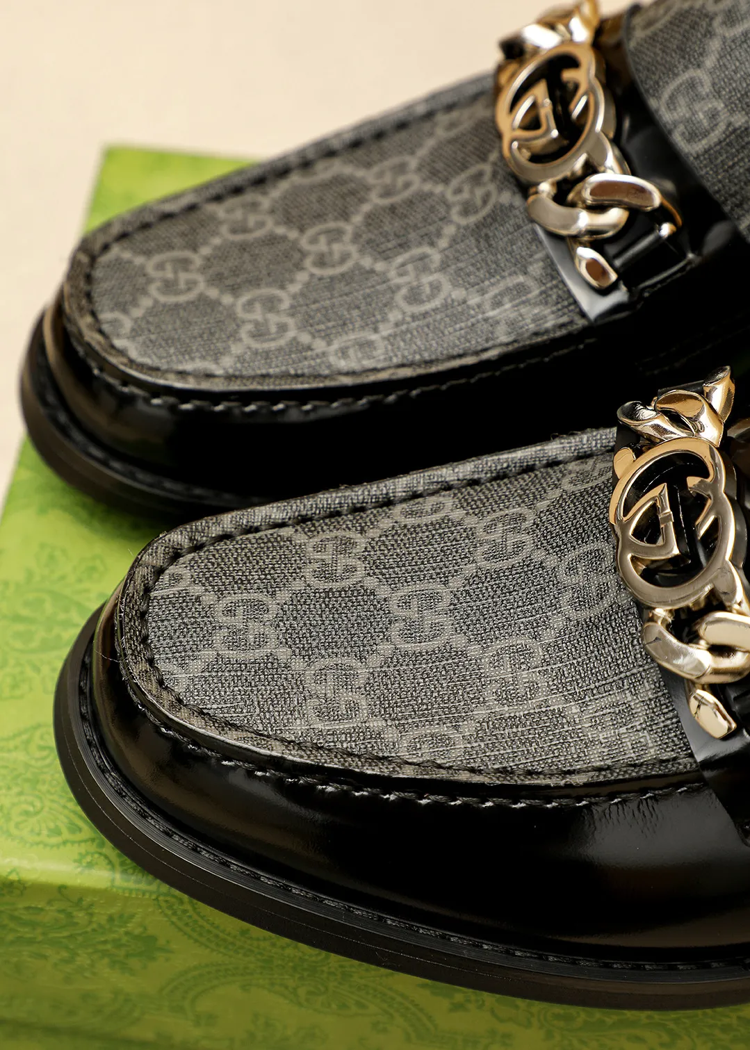 Men's shoes 💰480 💐 Product trademark: GUCCI "Gucci" casual leather shoes Regular size: 38-44 (45.46🉑️customized) Product materials: Selected imported first-layer calfskin embossed upper + luxury hardware buckle, imported water-dyed cowhide leather lining. Strong three-dimensional visual effect, original outsole color: 2 colors available